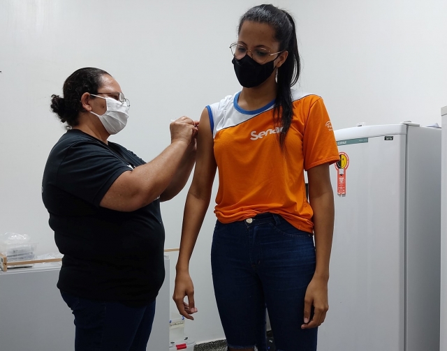Secretaria de Saúde realiza a imunização contra a COVID-19 dos profissionais da educação das escolas municipais e estadual do município